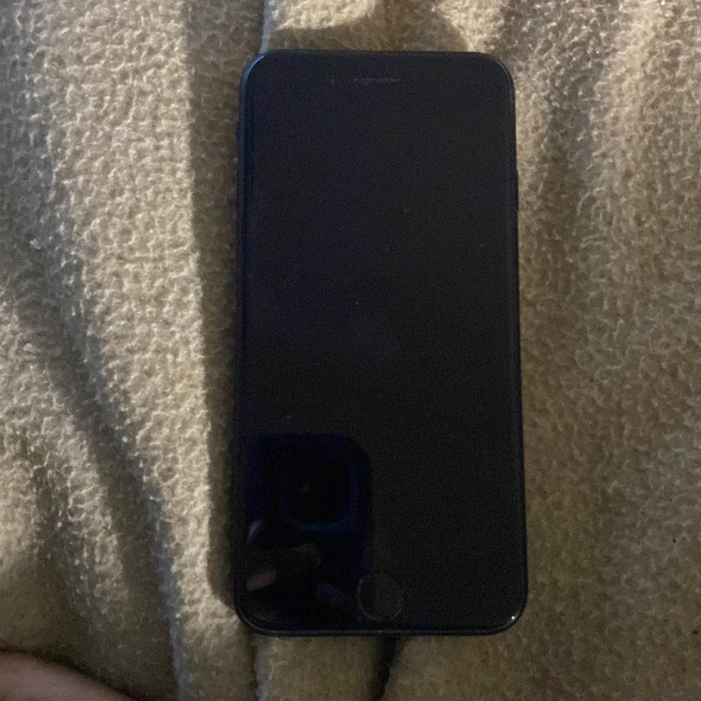 iPhone SE Locked and protective case and comes with pop socket